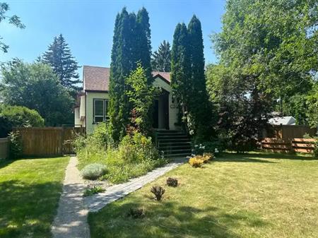 Renovated Cozy 3 Bedroom 2 Bathroom Bungalow in Amazing Location!*Double Garage! | 9418 95 Street, Edmonton