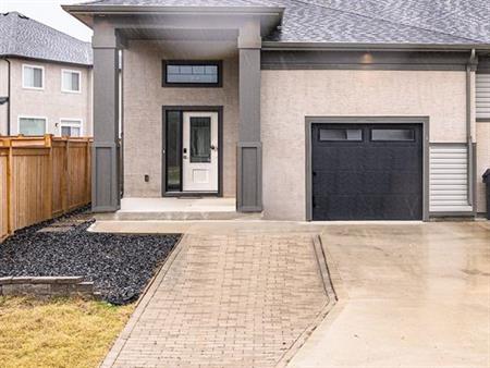 LOCATION ALERT! BRIDGWATER FOR RENT! Gorgeous 5 bed, 2 kitchens, 2700sqft space | Winnipeg