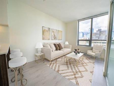 DOWNTOWN 1 Bed+Den+1 Bath + Balcony+In-Suit Laundry - SHOWING SUNDAY!