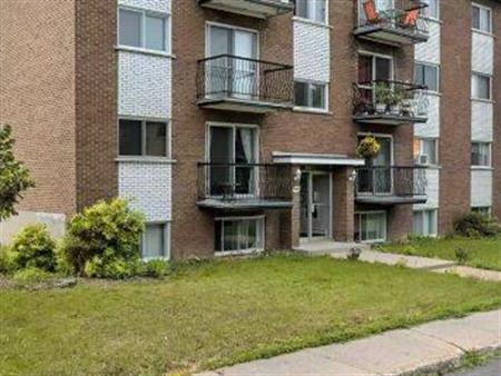 4 1/2 Longueuil pour le 1 nov.