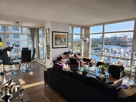 Fantastic deal for 3 week sublet with spectacular water views!