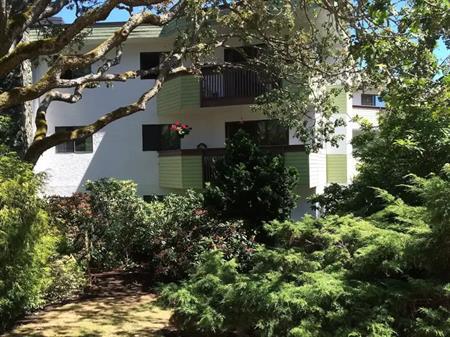 Quiet ground level 1 bedroom, 2 bath condo surrounded by a peaceful garden | Cedar - 3958, Victoria