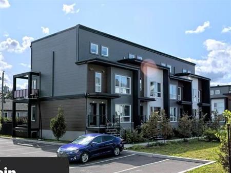 Superbe 5 1/2 style Condo ! Sur 2 Étages - Cour Privé - A/C- Libre 1 DÉCEMBRE 2024 ! ! Rare sur Marche