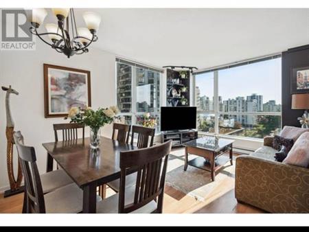 1bedroom plus large Den coal harbour view