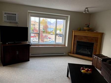 2 Bedroom Lakeview Furnished Condo Near Penticton