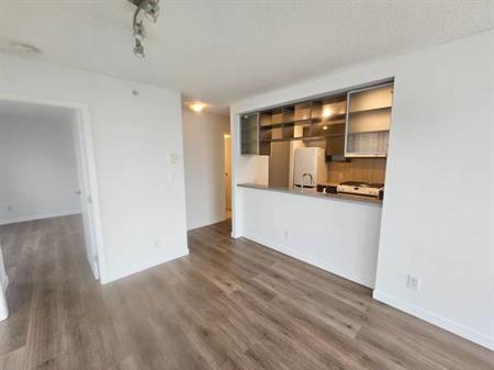 New Flooring & Painting 1 bed + 1 den in Max I (Downtown)