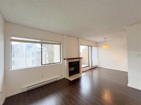 Charming Corner 1 Bed 2 Bath Apartment @ Richmond Granville