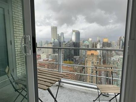 West-End Yaletown Border near St Paul's Hospital 2 bed 2 bath & Park