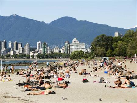 Kits Point - Bed+Den Corner Unit Across from Kits Beach