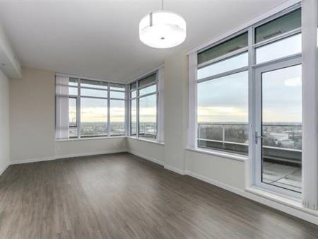 NEWER PENTHOUSE UNIT WITH AC AND CENTRAL LOCATION WITH PANORAMIC VIEWS