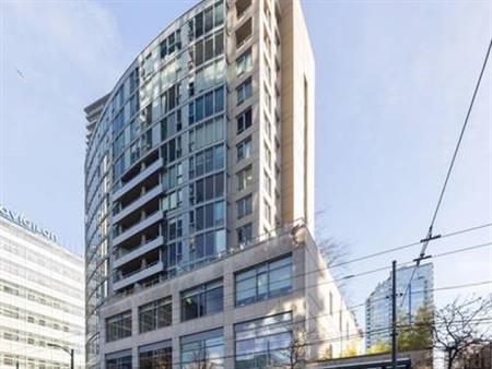 $2700 1bedroom 1 den rental available in downtown Vancouver