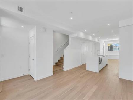 BRAND NEW: 3 Beds + 2.5 Baths Townhouse in W 33rd and Oak