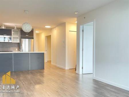 Surrey centre apartment with gym and SFU campus nearby 2b1.5b for rent