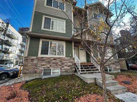 Great Location! 3 Bedroom 2.5 Bathroom Townhouse by UofA*In Suite Laundry! | 8609 111 Street Northwest, Edmonton