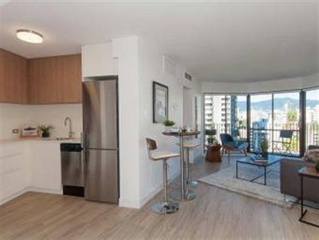 A bright and spacious renovated 1bed with a stunning ocean view