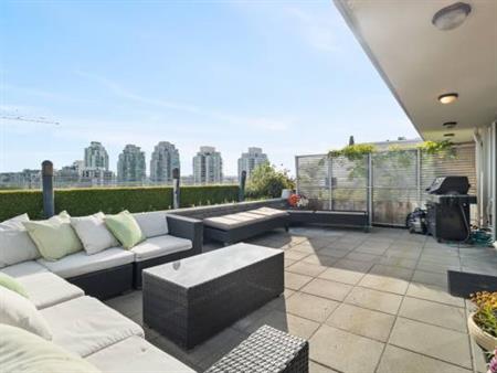 Stunning 2 bedroom + den Penthouse