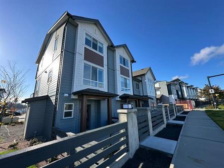 Brand New 2b Townhouse In Royal Bay