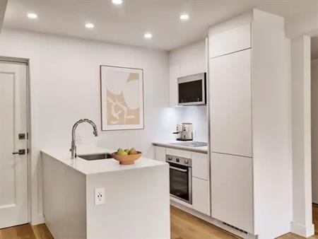 10 Rosemount Avenue | 10 Rosemount Avenue, Westmount