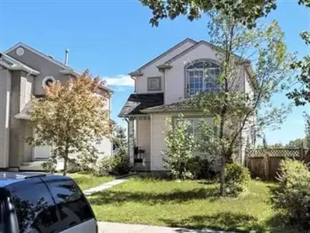 Spacious & sunny main floor in SW | 32 Shawinigan Drive Southwest, Calgary