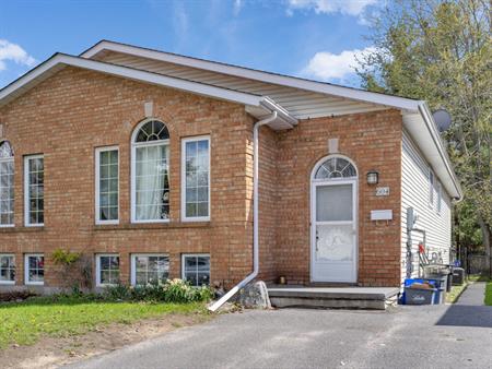 Charming 1-Bed + Den Apartment in Auden Park – September 1st Move-In | 604 Barnsley Crescent, Kingston