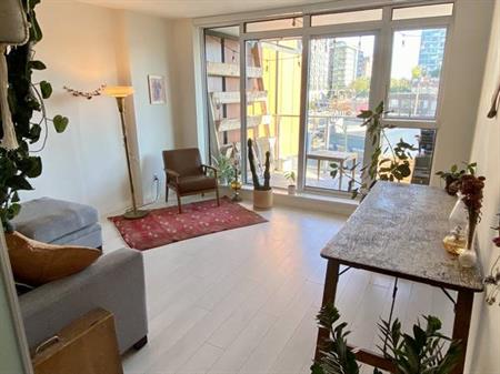 Bright, open, 1 bedroom w/office space