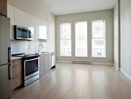 Modern HIGH Ceilings Studio - $1000 CASHBACK