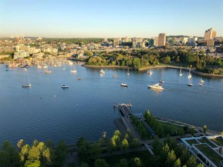 Waterfront 2BR & Den with A/C at Waterford in Yaletown