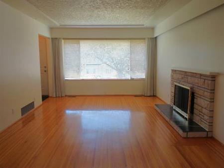 Cosy & Bright 3 Bedroom Suite on Main Floor (Few steps to Langara)