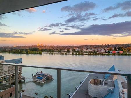 Stunning waterfront view!! Luxury 1-Bedroom Apartment at Riversky