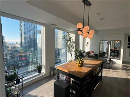 Beautiful 2 bed +2 bath with amazing city and lake views