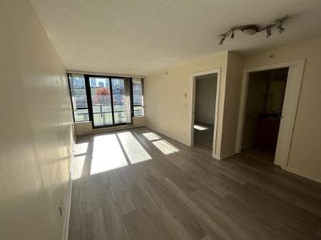 Yaletown Park 1Bed 1 den Available December 1st