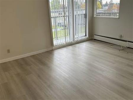 SPACIOUS MAIN FLOOR CORNER 2 Bedroom Unit (NOT GROUND FLOOR)