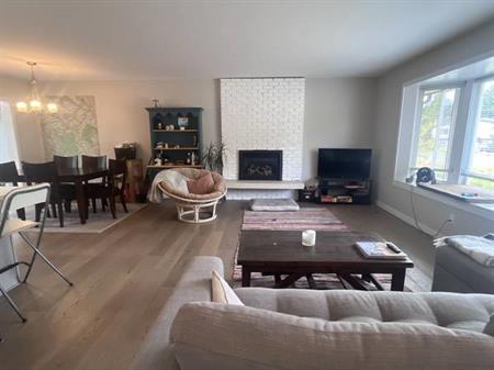 ** Renovated Brackendale home! **