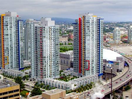 Amazing 1 Bed, 1 Bath, Balcony, Den, In-suite Laundry, Prime Location!