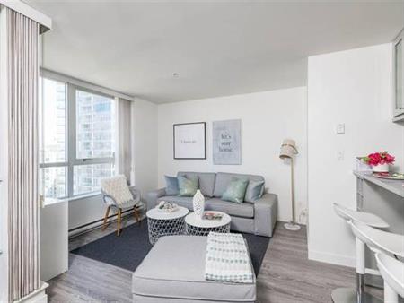 1 Bed + Flex in Yaletown! Resort Like Amenities and Views!