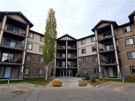 Almost 1000 sqft corner suite 2 bdrms 2 bath apartment in Panorama!