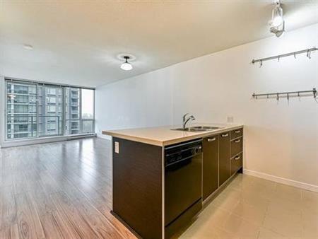 2 Bed 1.5 Bath 780 SqFt Apartment near King George Station