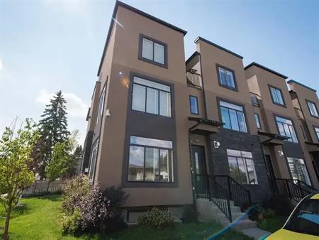 Medium size room on 2nd, with 9' ceiling, with large size walk-ins closet. | 4225 16 Avenue Southeast, Calgary