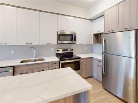 Walnut Place - 1 bed + den - Hamilton