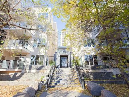 Cozy 2 bedroom condo in a safe & secure living complex in downtown Edmonton | 9828 112 St NW, Edmonton