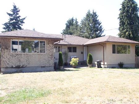 Esquimalt 3 BR Half Duplex!