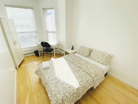 2-Bedroom Apt Available Now! (Spadina & College)