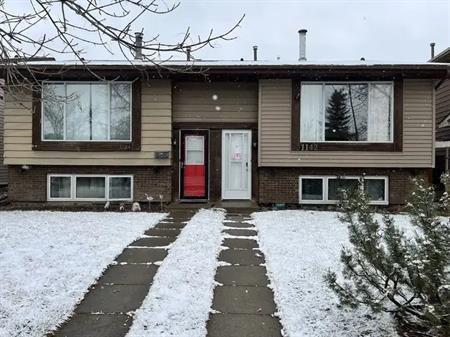 Beautiful furnished two bedroom duplex in Northwest Calgary | 1142 Berkley Drive Northwest, Calgary