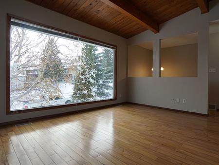 Very nice large upper suite! Deck with view, newer carpet/paint/windows/blinds. | 1104 78 Avenue Northwest, Calgary