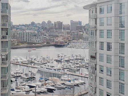 Yaletown 1bed1bath + 1den + 1Solarium Fully Furnished Prime Waterfront