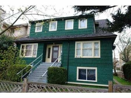 Bachelor Room in the heart of Commercial Drive