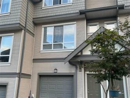 3Beds and 2.5Baths Townhouse Conveniently Lcated near Lougheed Town Centre