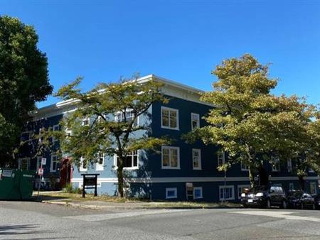 $3200 - 2 Bedroom Kitsilano In Suite Laundry