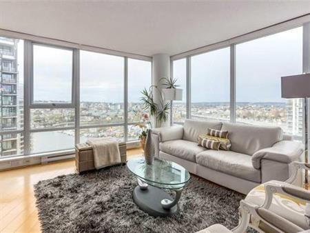 2 Bed 2 Bath Yaletown Waterfront Condo with Amazing Views