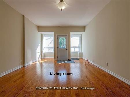 Modern spacious unit back patio!